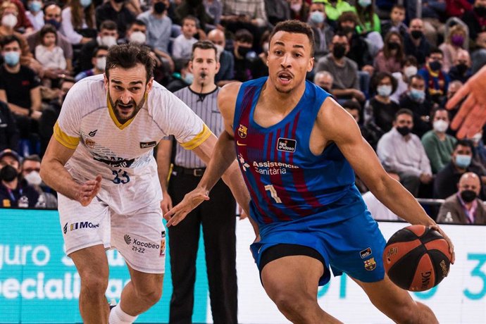 Dante Exum del FC Barcelona en acción durante el partido ACB Liga Endesa entre el FC Barcelona y el Monbus Obradoiro en el Palau Blaugrana.