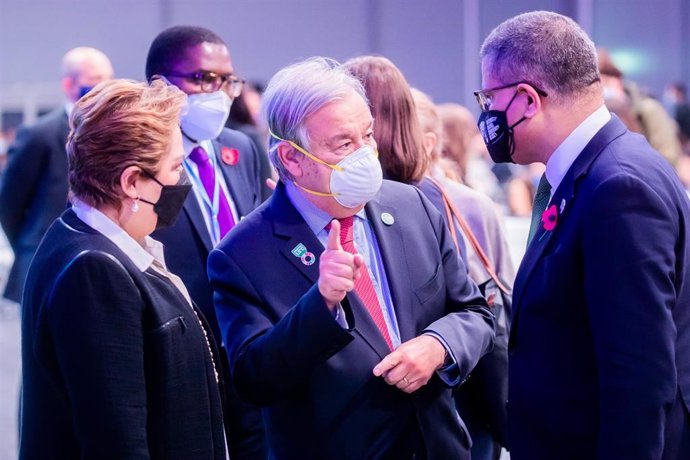 Archivo - 11 November 2021, United Kingdom, Glasgow: Antonio Guterres (C), UN Secretary-General, and Alok Sharma (R), President of COP26, talk next to Patricia Espinosa, Head of the Secretariat of the UN Framework Convention on Climate Change, at the UN