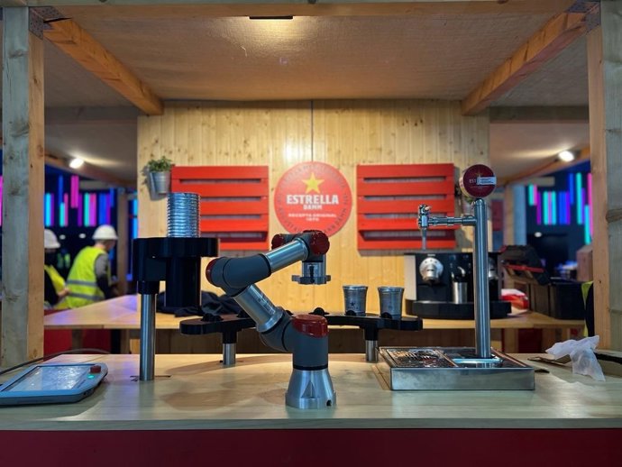 Damm presenta en el 4YFN un robot que sirve bebidas de manera autónoma