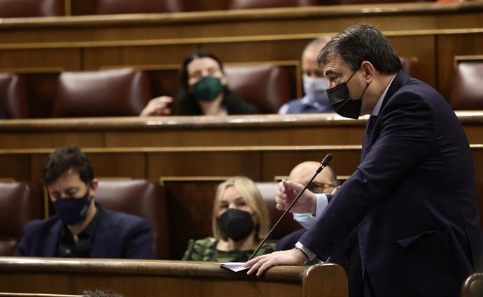El portavoz del PNV en el Congreso de los Diputados, Aitor Esteban, interviene en una sesión plenaria en el Congreso 