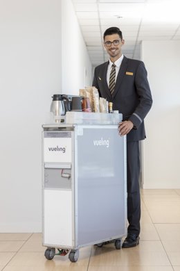 Un tripulante de cabina con un 'trolley'