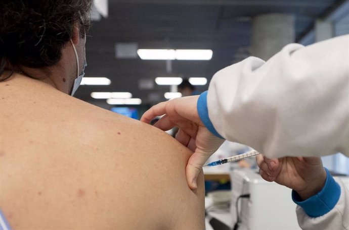 Archivo - Una persona es vacunada contra el Covid-19, en el WiZink Center, a 20 de enero de 2022, en Madrid, (España).