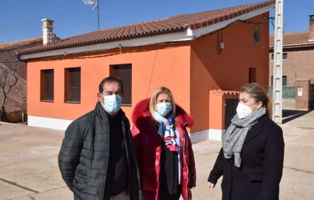 De Izda A Dcha, Palacios, De Gregorio Y Jiménez Visitan La Vivienda Rehabilitada En Chavaler (Soria).