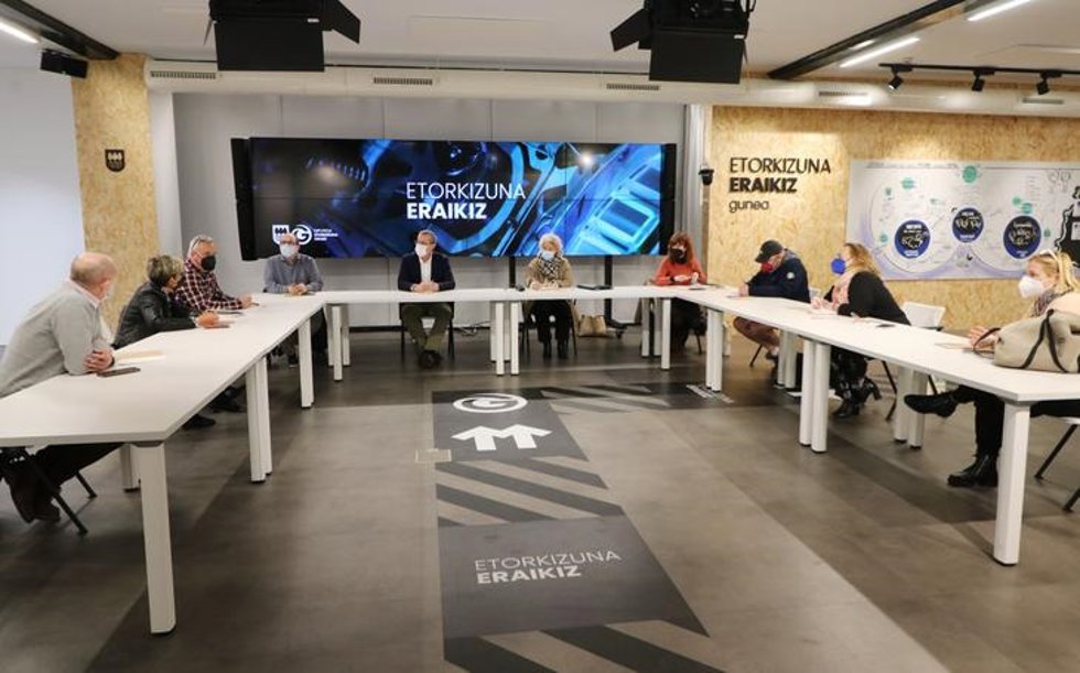Reunión entre diputación y asociaciones que apoyan a familias ucranianas.