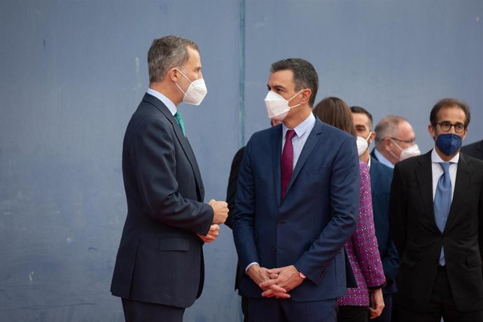 El Rey Felipe VI (i) y el presidente del Gobierno, Pedro Sánchez, conversan a su llegada a la inauguración del Mobile World Congress 2022, en Gran Via de Fira de Barcelona, a 28 de febrero de 2022, en L'Hospitalet de Llobregat, Barcelona.