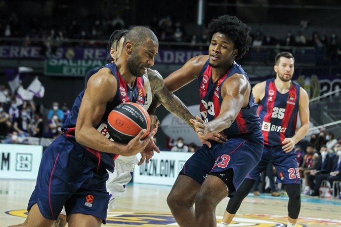 Archivo - Jugadores del Baskonia en un partido de la Euroliga 2021/22 en Madrid