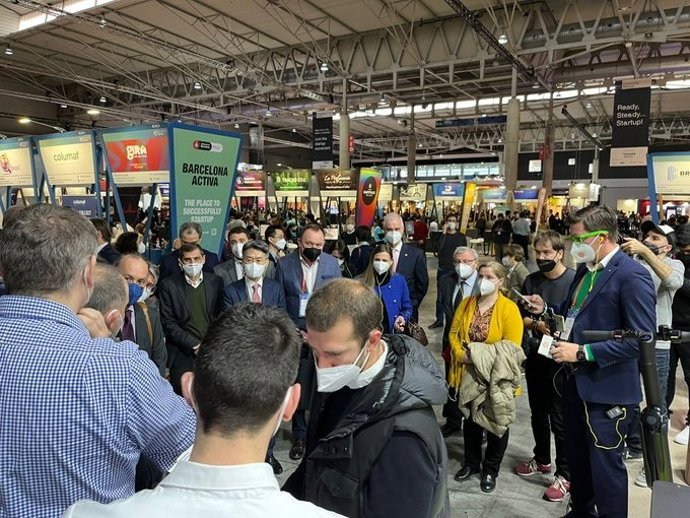 Cónsules visitan las innovaciones de las start-ups del stand de Barcelona Activa en el MWC