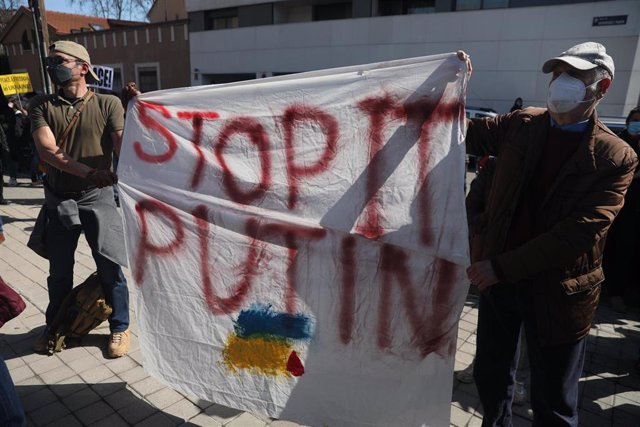 Dos hombres, con una pancarta que reza 'Stop Putin'