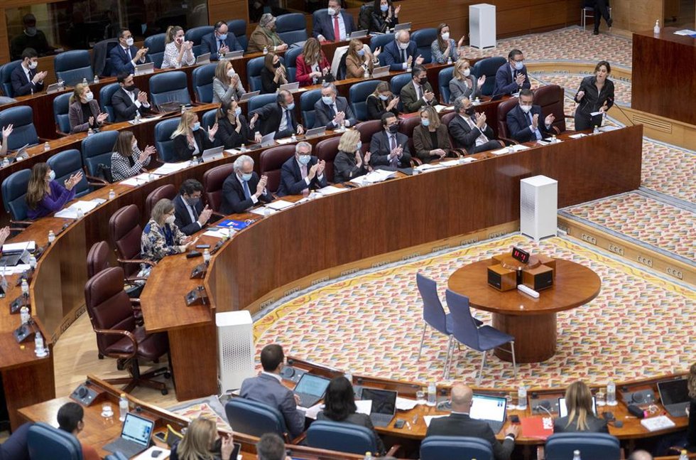 La presidenta de la Comunidad de Madrid, Isabel Díaz Ayuso, interviene en un pleno de la Asamblea de Madrid, a 10 de febrero de 2022, en Madrid (España). Durante el pleno han abordado de nuevo la gestión por parte de la consejera de Familia, Juventud y 