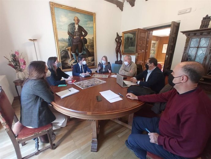 La directora de ACUAES trata con el alcalde de Huesca sobre el proyecto de abastecimiento a la ciudad desde el embalse de Montearagón.