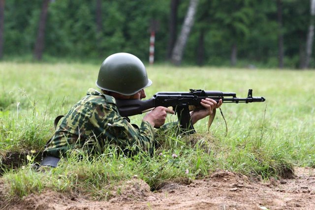 Imagen de archivo de militar bielorruso durante un entrenamiento