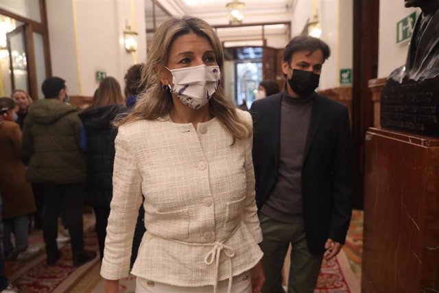 La vicepresidenta segunda y ministra de Trabajo y Economía Social, Yolanda Díaz, a su llegada a una sesión plenaria, en el Congreso de los Diputados, a 24 de febrero de 2022, en Madrid (España). 
