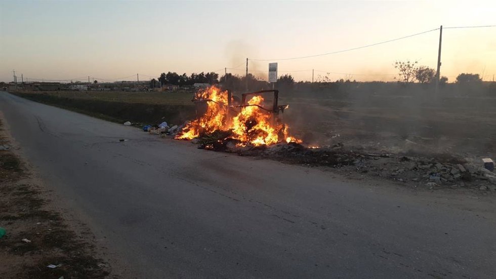 Un contenedor ardiendo en el Camino de los Romanos, en el marco de la huelga de basuras.