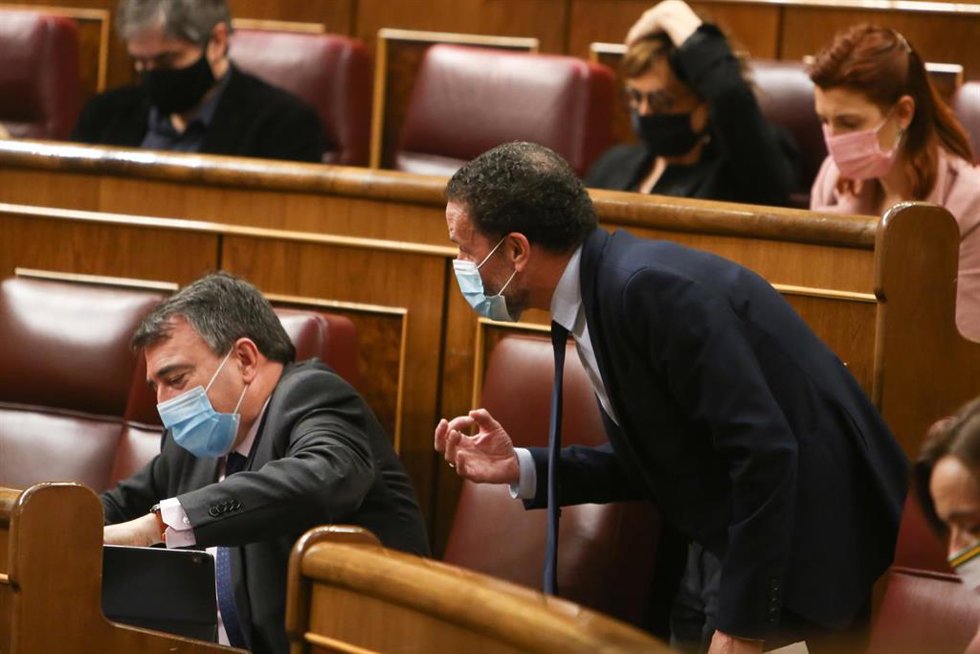Archivo - El portavoz parlamentario del PNV, Aitor Esteban (i), y el portavoz de Ciudadanos (Cs), Edmundo Bal (d), durante una sesión plenaria en el Congreso 