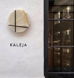 Fachada del restaurante Kaleja, del chef malagueño Dani Carnero en Málaga capital, distinguido con dos soles Guía Repsol en 2022