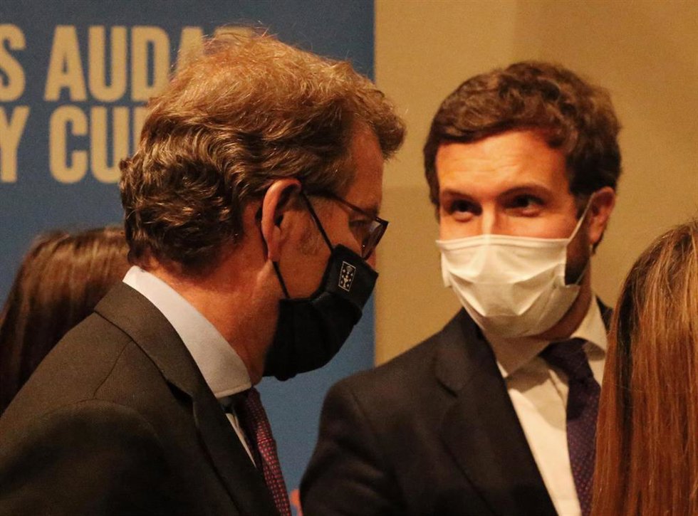 Archivo - El presidente de la Xunta de Galicia, Alberto Núñez-Feijóo (i) y el presidente del PP, Pablo Casado(d) a su llegada a una mesa redonda Galicia-Madrid en la vida y obra de Emilia Pardo Bazán, a 29 de abril de 2021, en Madrid (España).