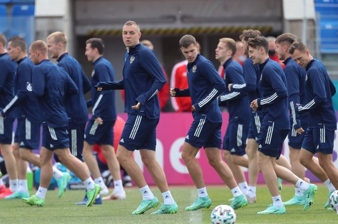 Archivo - 15 June 2021, Russia, Saint Petersburg: Russia players take part in a training session for the team ahead of Wednesday's UEFA EURO 2020 Group B soccer match against Finland. Photo: Igor Russak/dpa