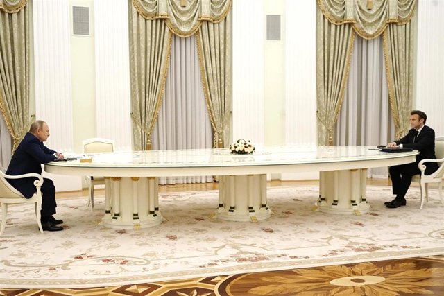 FILED - 07 February 2022, Russia, Moscow: French President Emmanuel Macron (R) speaks with Russian President Vladimir Putin during their meeting. Photo: -/Kremlin/dpa - ATTENTION: editorial use only and only if the credit mentioned above is referenced in 