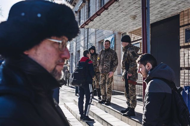 Soldados ucranianos en una base militar de Kiev, a 28 de febrero de 2022, en Kiev (Ucrania). Desde el inicio del asalto del ejército ruso a Kiev, los ciudadanos ucranianos se protegen en refugios antiaéreos y muchos soldados y voluntarios recorren las cal