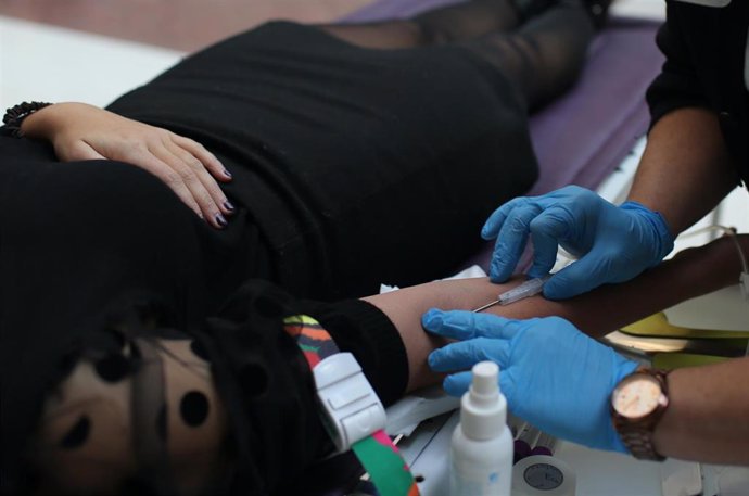 Archivo - Un sanitario extrae sangre a un donante en el maratón extraordinario de donación de sangre