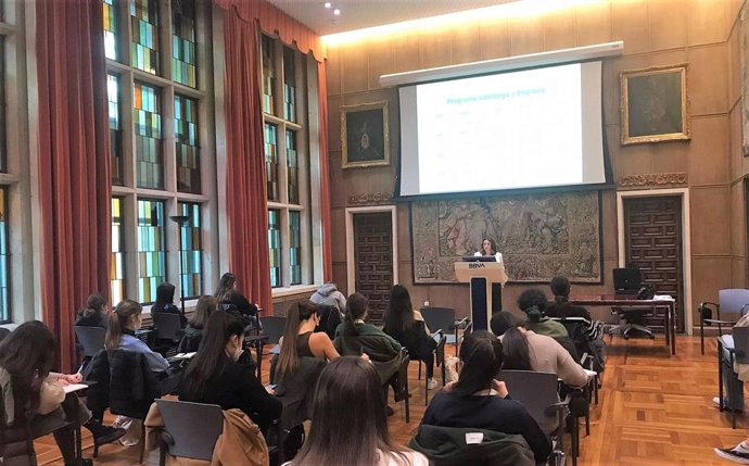 Imagen la una de las jornadas de BBVA e Inspiring Girls para inmpulsar el liderazgo en las jóvenes