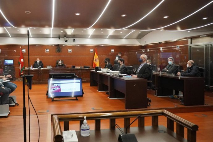 Juicio en la Audiencia Provincial de Álava contra el hombre acusado de matar a puñaladas a su exmujer y a su exsuegra
