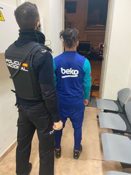 El detenido, esposado