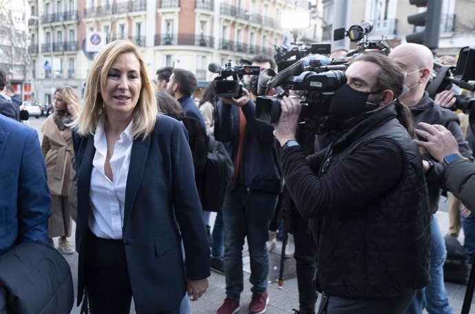 La vicesecretaria de Organización del PP y presidenta del PPN, Ana Beltrán, a su llegada a la sede de Génova, a 23 de febrero de 2022, en Madrid (España).