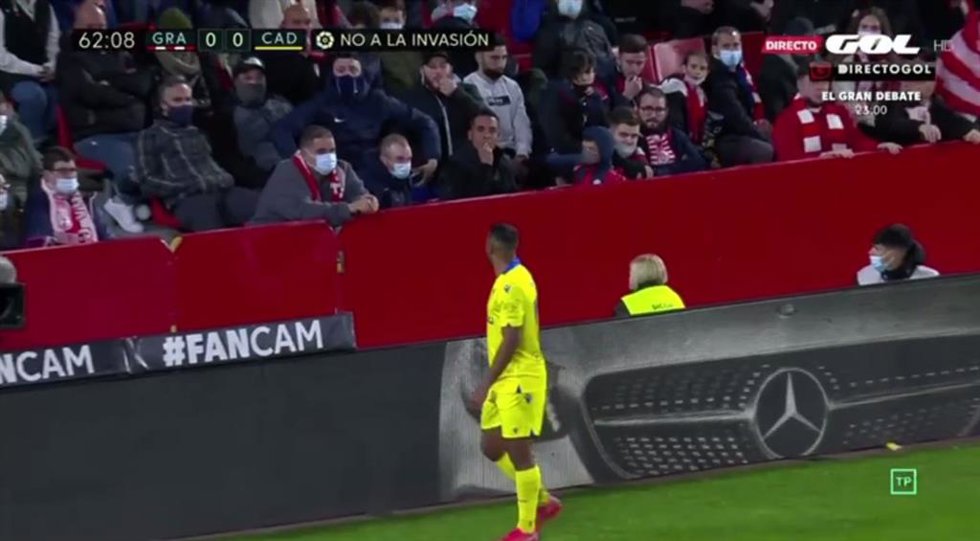 Un aficionado insulta a Carlos Akapo durante el Granada-Cádiz