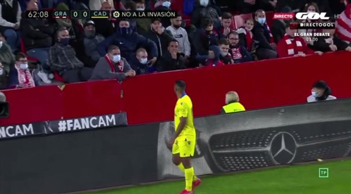 Un aficionado insulta a Carlos Akapo durante el Granada-Cádiz