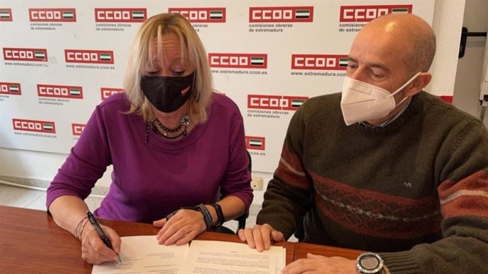 Encarna Chacón firma la adhesión de CCOO a la Alianza por Extremadura