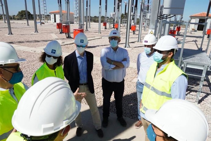 Visita de autoridades a la subestación de Red Eléctrica de los Arenales en Cáceres