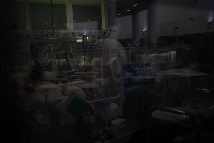 Archivo - Sanitaris atenen un pacient en una UCI