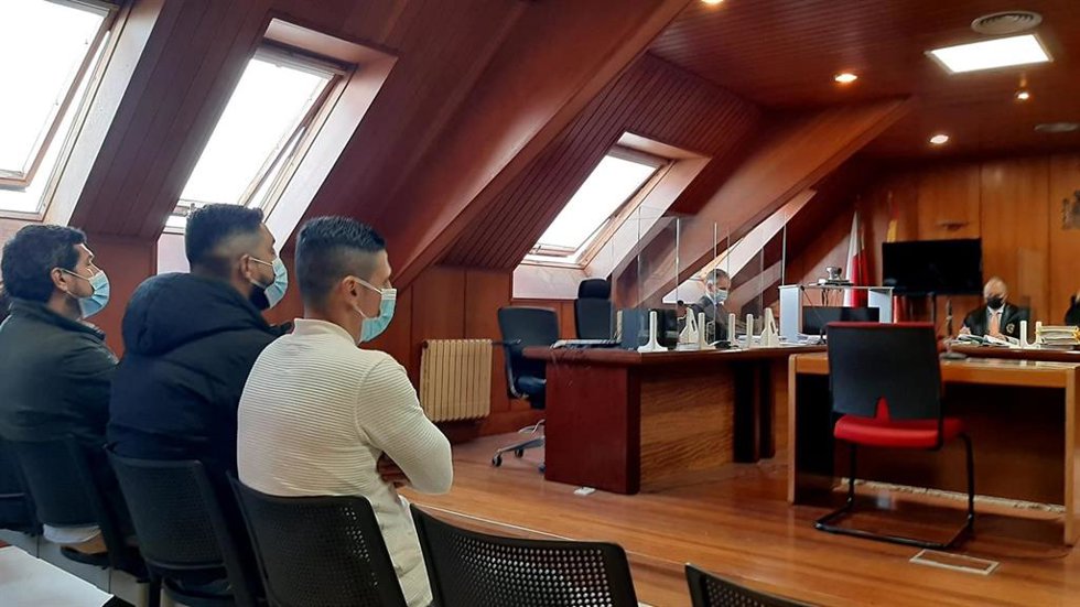 Tres de los acusados de introducir cocaína en piñas en el juicio