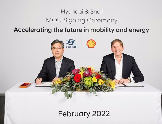 El presidente y consejero delegado de Hyundai Motor Company, Jaehoon Chang, y el director de Downstream de Shell, Huibert Vigeveno.