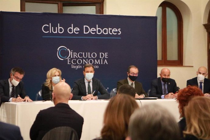 El consejero de Presidencia, Turismo, Cultura y Deportes, Marcos Ortuño, durante su intervención en el Club de Debates del Círculo de Economía.