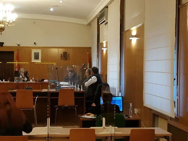 El acusado junto a su letrado, durante el juicio celebrado en la Audiencia de Valladolid.