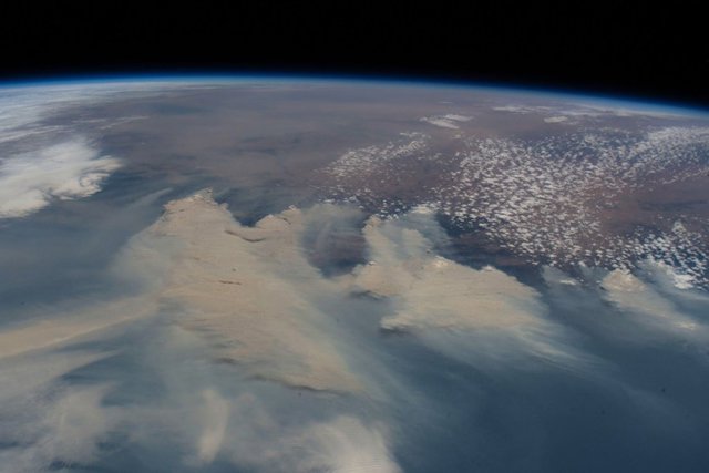 El humo de los incendios forestales cubre la costa sureste de Australia durante los incendios forestales de 2020.