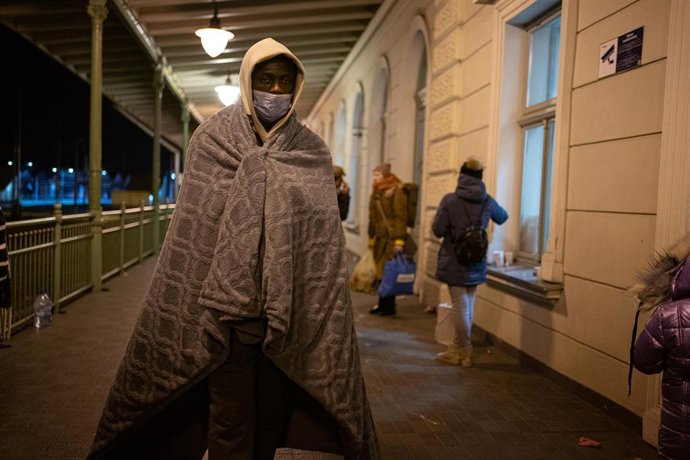 Un hombre cubierto con una manta en la estación de Przemysl (Polonia)
