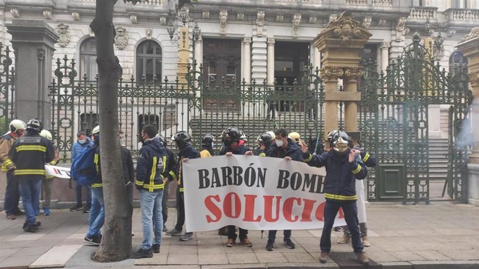 Movilización de bomberos en Oviedo