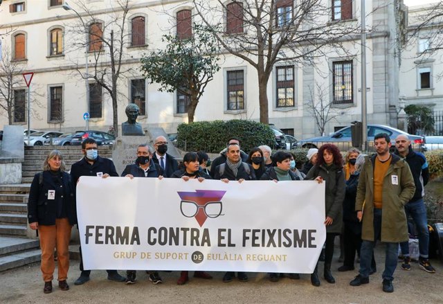 Un grupo de personas participa en una concentración en apoyo a la diputada del Parlament de Cataluña y portavoz de la CUP, Eulalia Reguant,