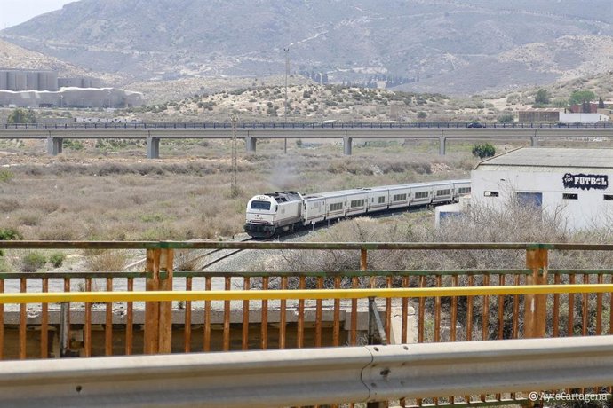 Archivo - Un tren circulando por las vías en Cartagena