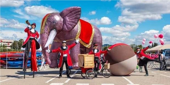 Vallsur se convierte en un espectacular circo con pasacalles, acrobacias y malabarismos