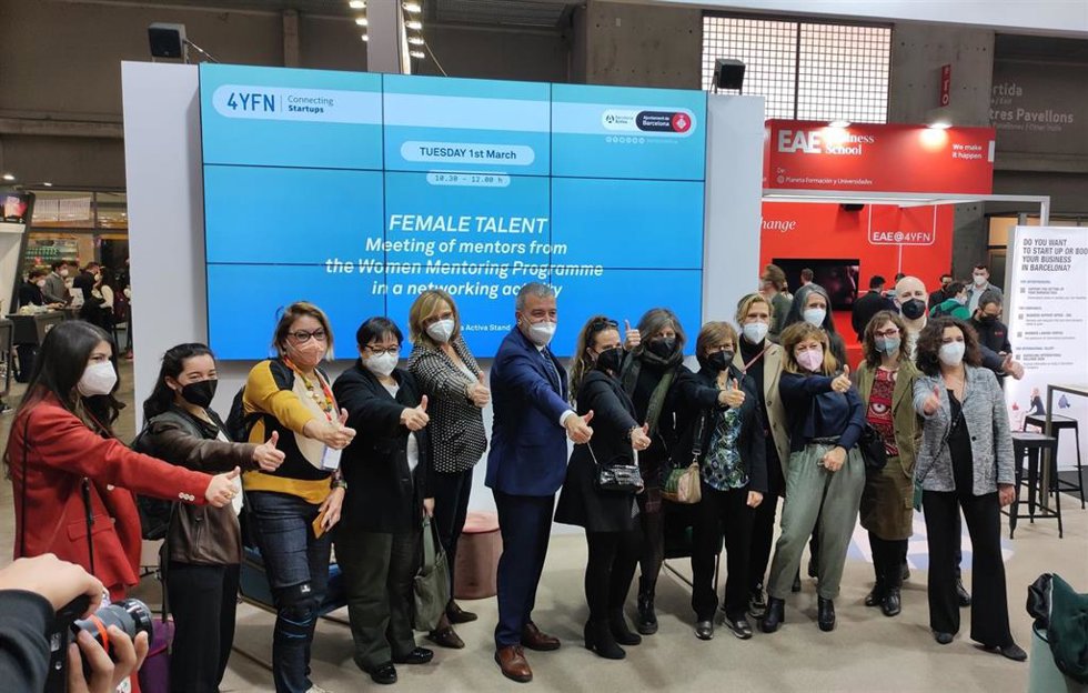El primer teniente de alcalde de Barcelona y presidente de Barcelona Activa, Jaume Collboni, junto a mujeres que participan en el programa de mentoría a mujeres emprendedoras.