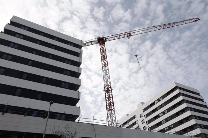 Una grúa en un edificio en obras, a 11 de febrero de 2022, en Madrid (España). 