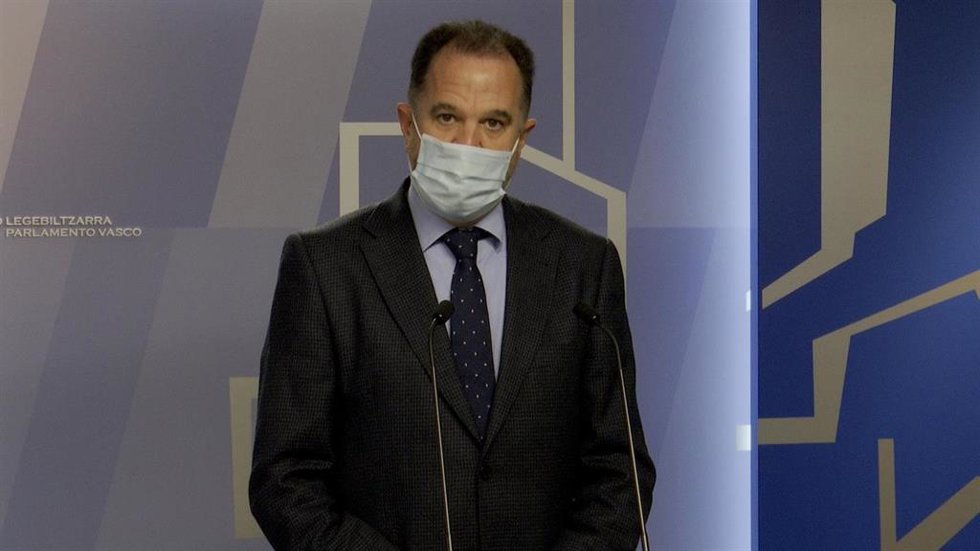 Archivo - El presidente del grupo PP+Cs en el Parlamento Vasco, Carlos Iturgaiz.