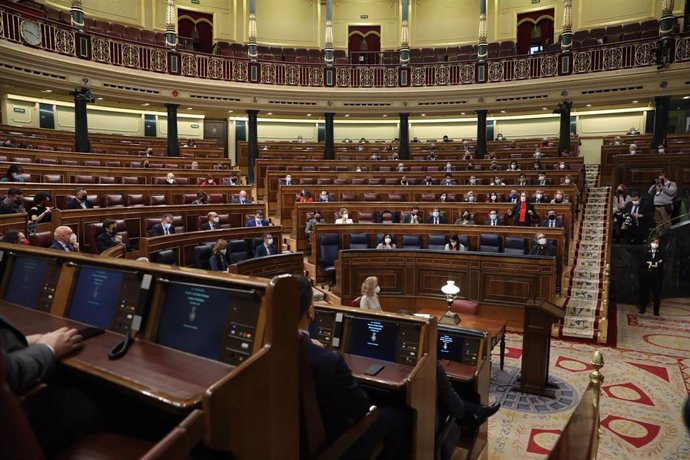 Archivo - Vista del hemiciclo casi vacío debido a los casos positivos de Covid entre los diputados en el pleno en el Congreso de los Diputados, a 22 de diciembre de 2021, en Madrid (España). Durante esta sesión de control al Gobierno, la última de 2021,