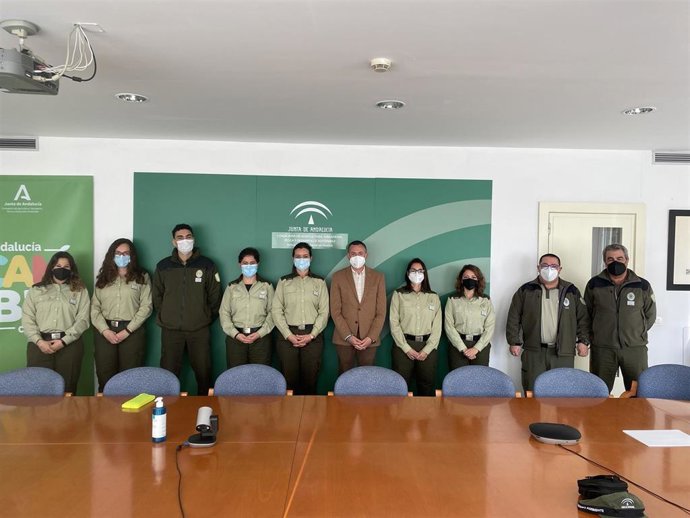 El delegado territorial de Desarrollo Sostenible, José Enrique Borrallo, ha dado la bienvenida a ocho nuevos agentes de Medio Ambiente.
