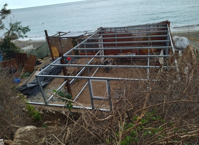 Estructura metálica y con hormigón levantada en la Cala de San Pedro, en el parque natural Cabo de Gata-Níjar (Almería)