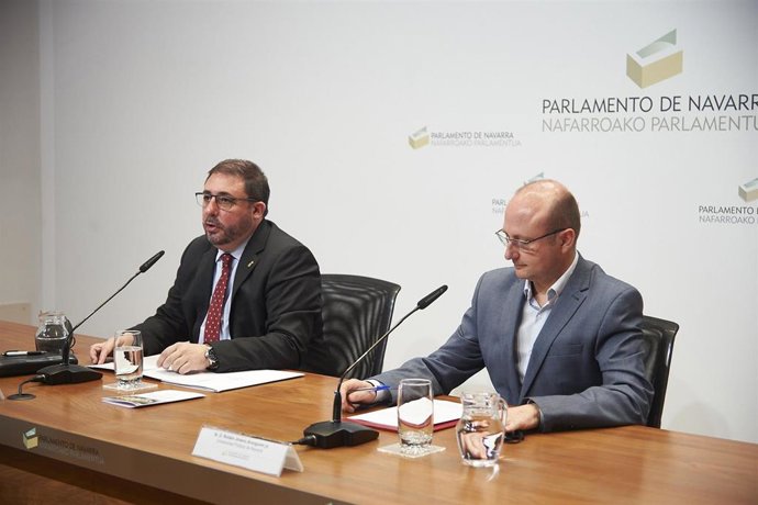 El presidente del Parlamento de Navarra, Unai Hualde (i), y el profesor de la UPNA Roldán Jimeno presenta las jornadas 'La Lorafna 40 años después: historia, balance y propuestas para una reforma'.